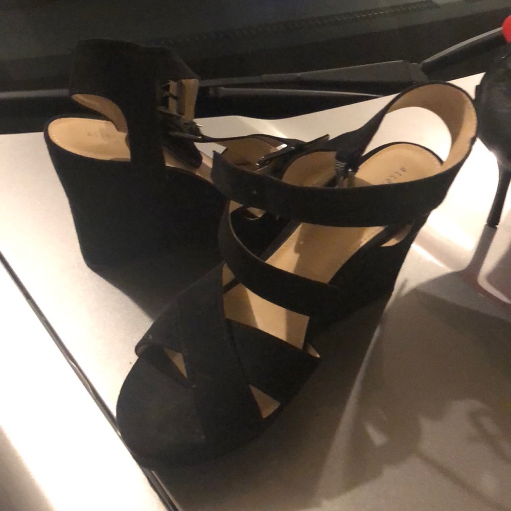 Size 11M Attention brand wedges